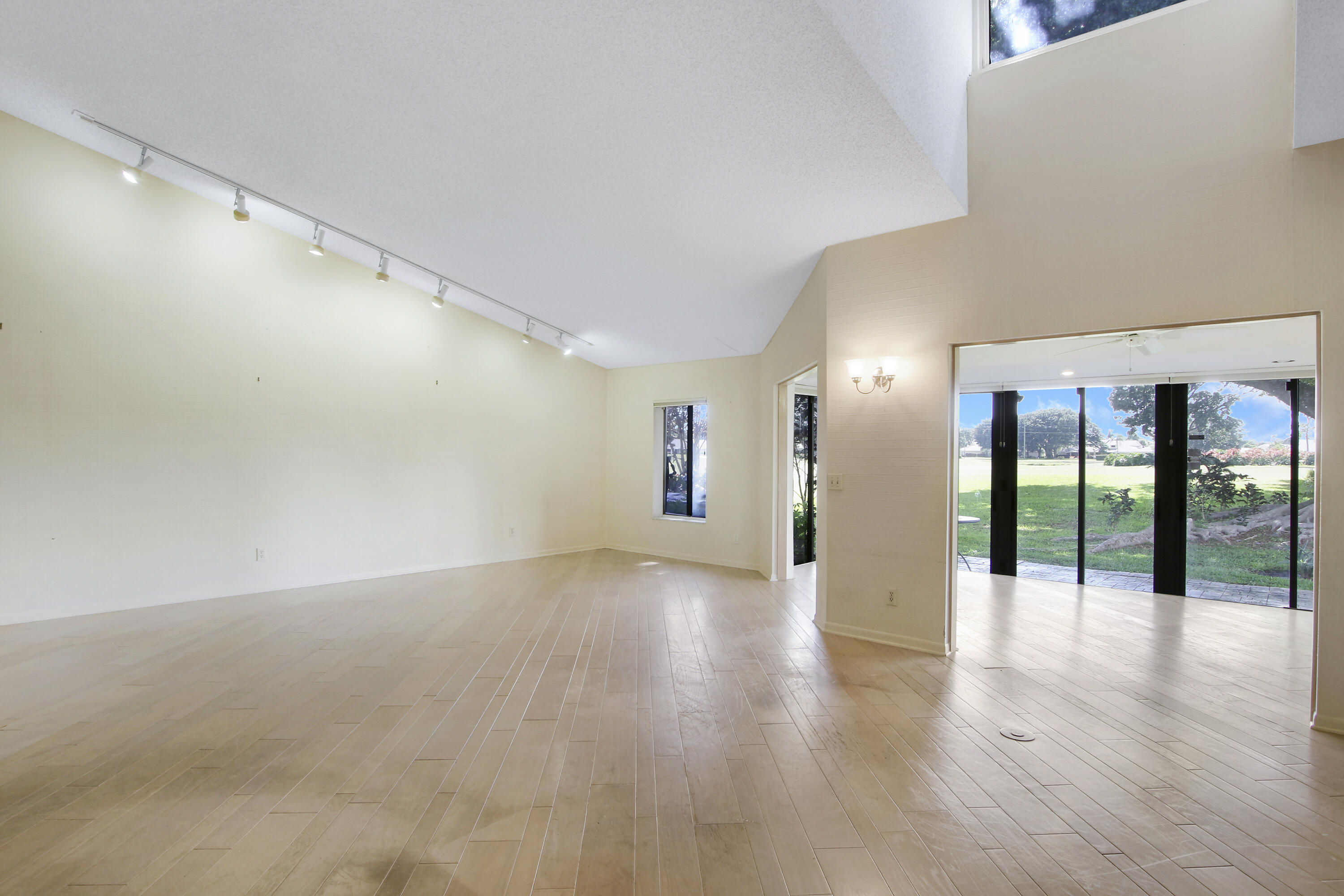 6716 Versailles Court