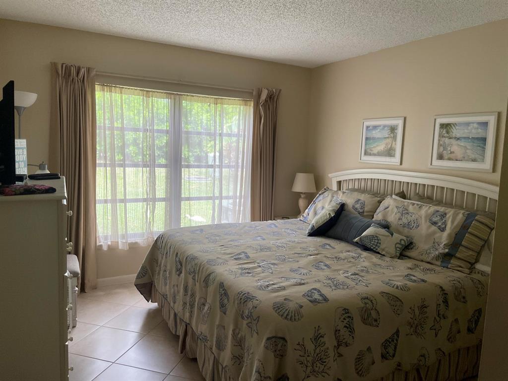 5143 Mirror Lakes Boulevard