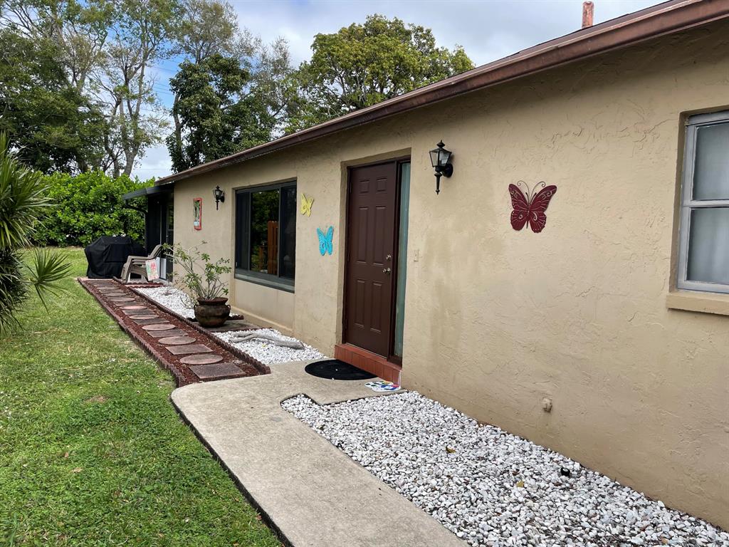 5143 Mirror Lakes Boulevard