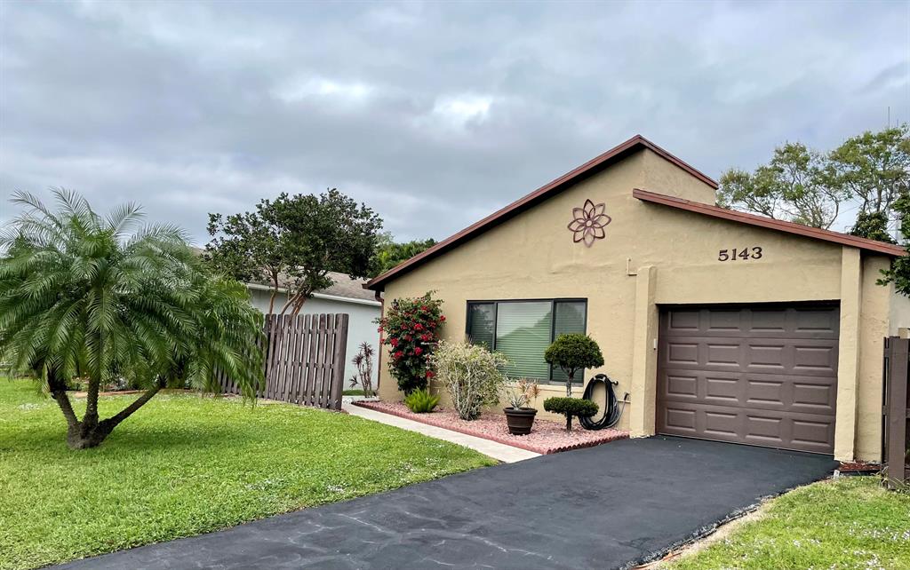 5143 Mirror Lakes Boulevard