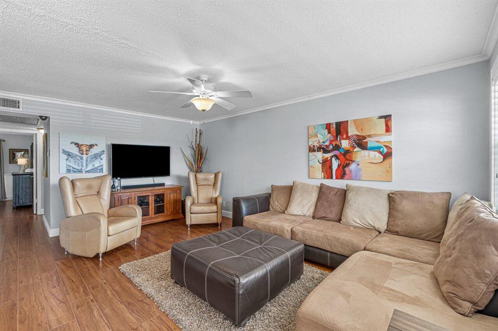 327 Markham O Unit: 327