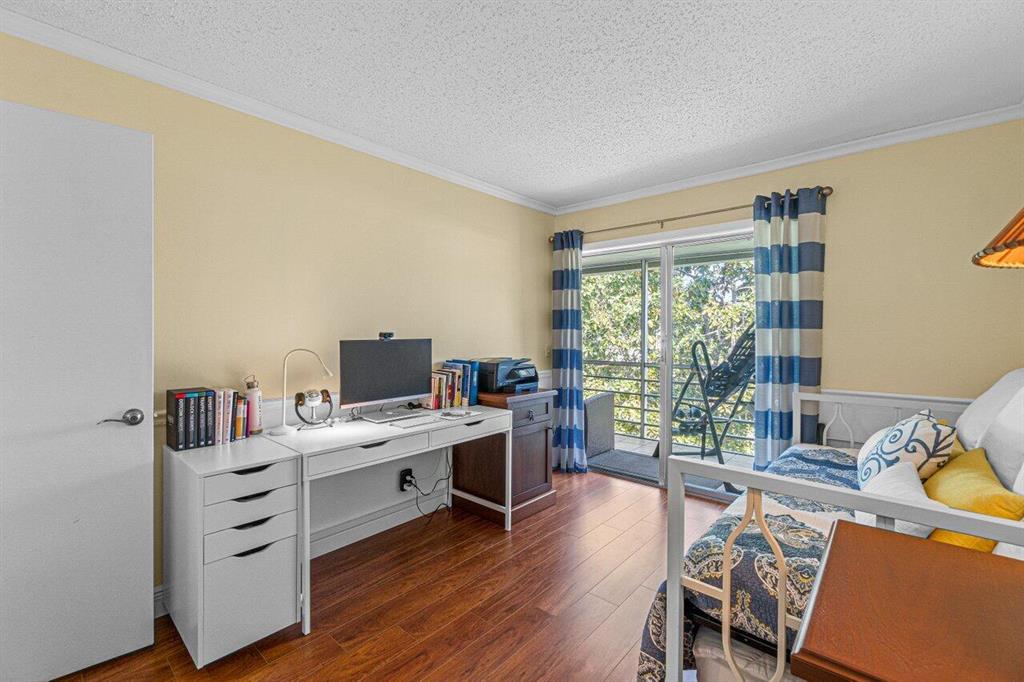 327 Markham O Unit: 327