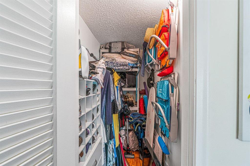 327 Markham O Unit: 327