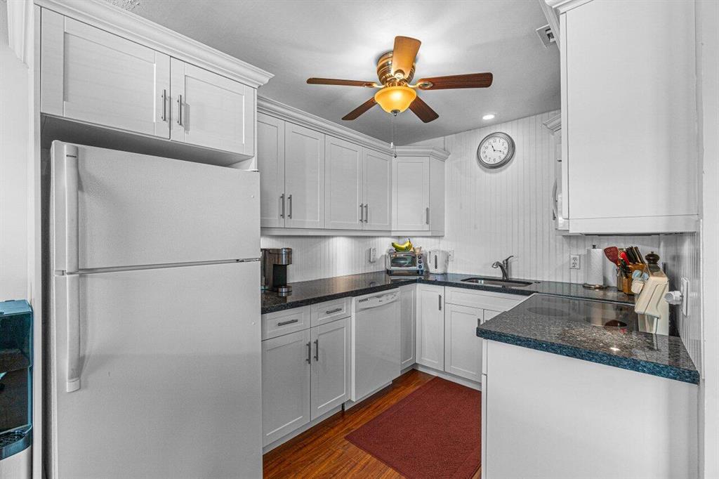327 Markham O Unit: 327