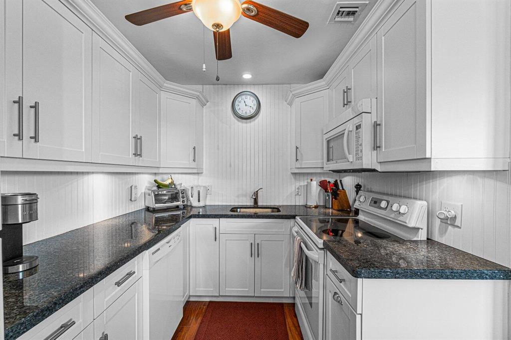 327 Markham O Unit: 327