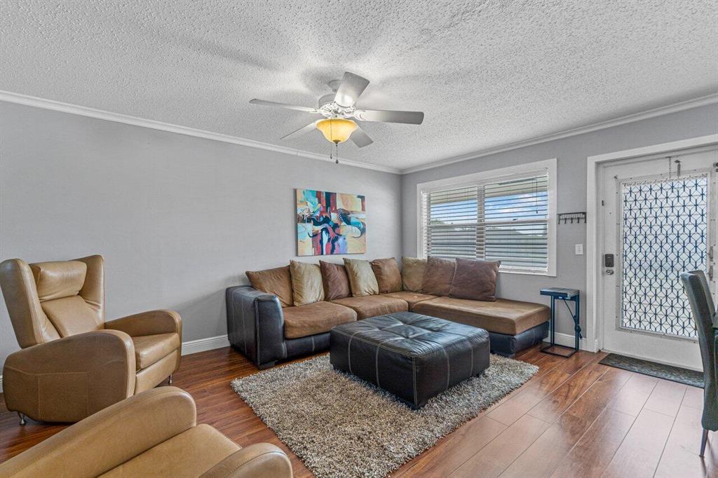 327 Markham O Unit: 327