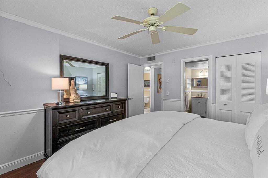 327 Markham O Unit: 327