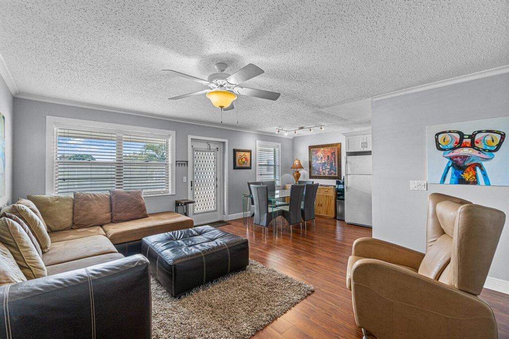 327 Markham O Unit: 327