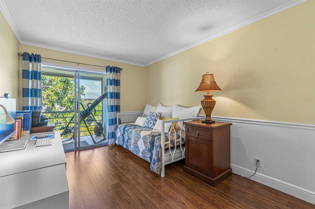 327 Markham O Unit: 327