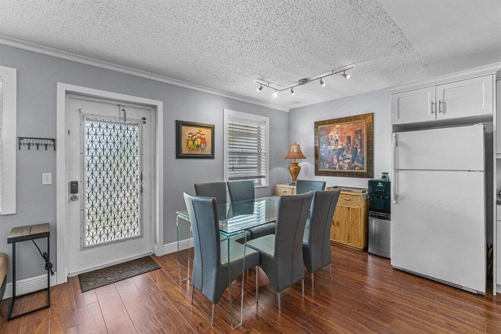327 Markham O Unit: 327