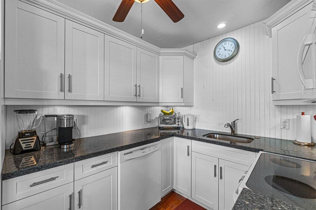 327 Markham O Unit: 327