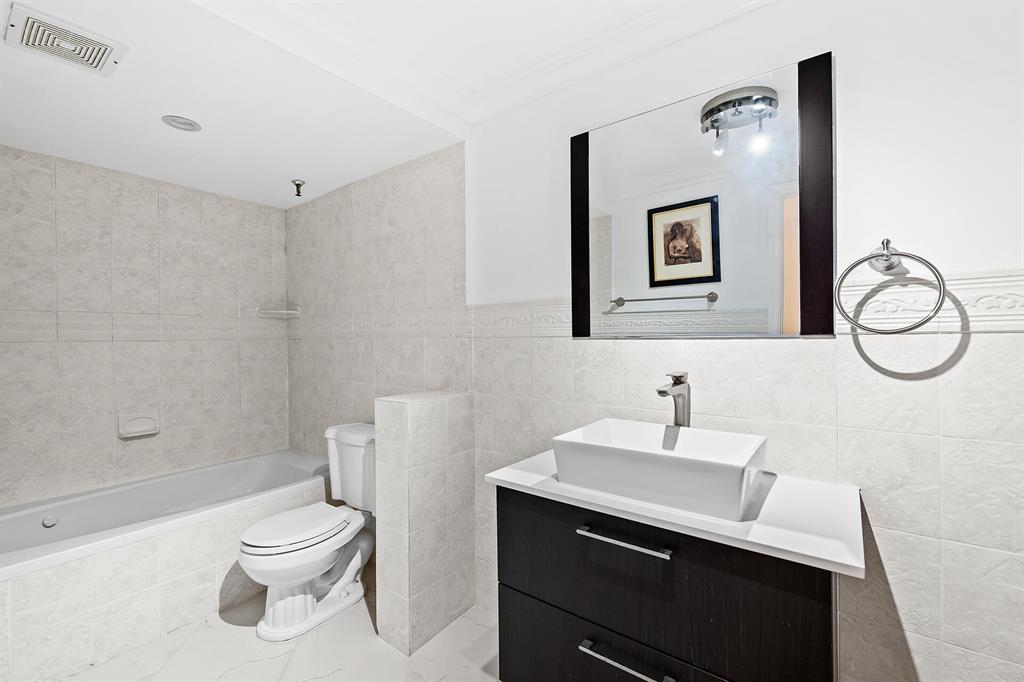 859 Jeffery Street Unit: 4050