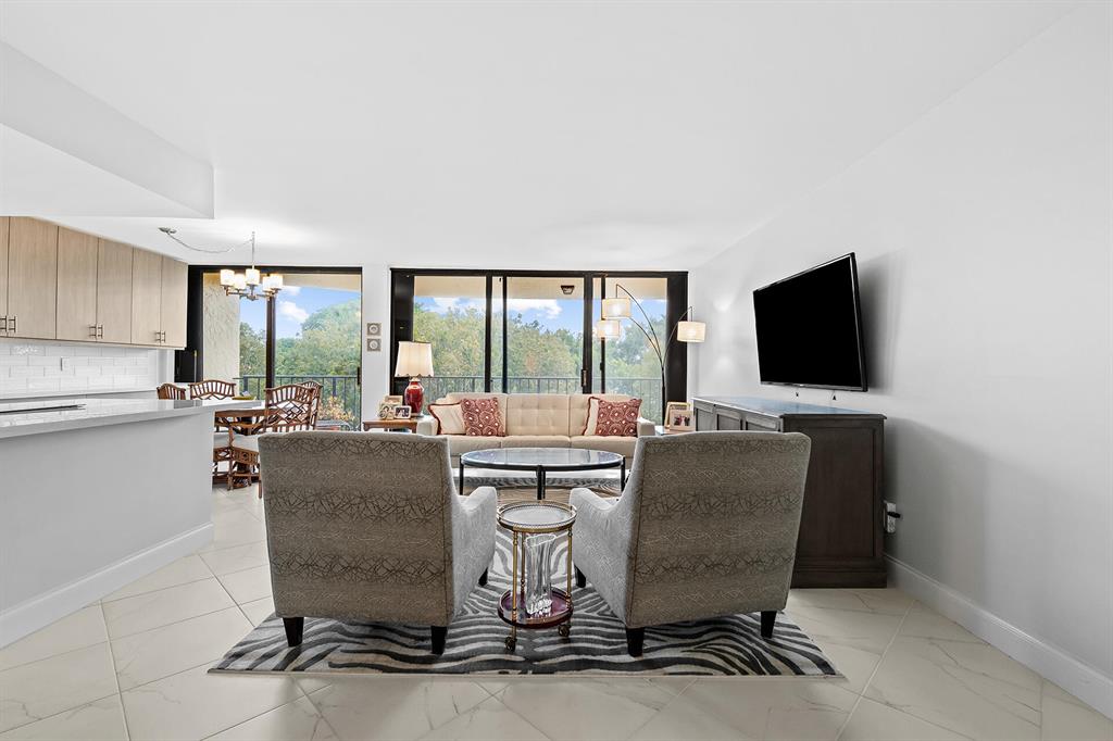 859 Jeffery Street Unit: 4050
