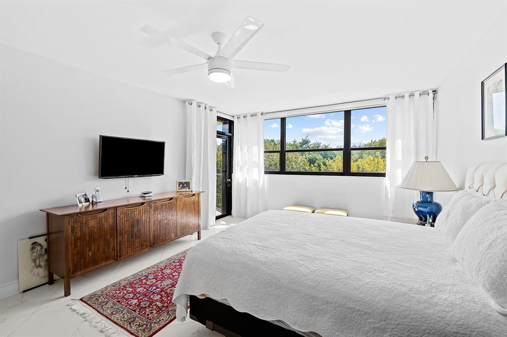 859 Jeffery Street Unit: 4050