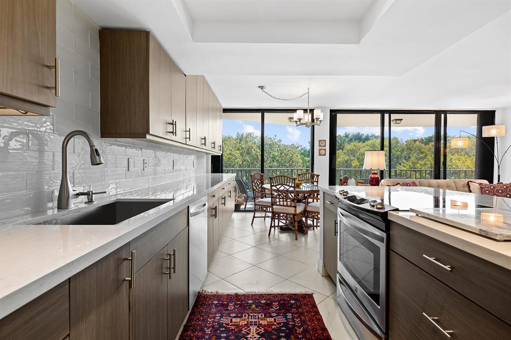 859 Jeffery Street Unit: 4050