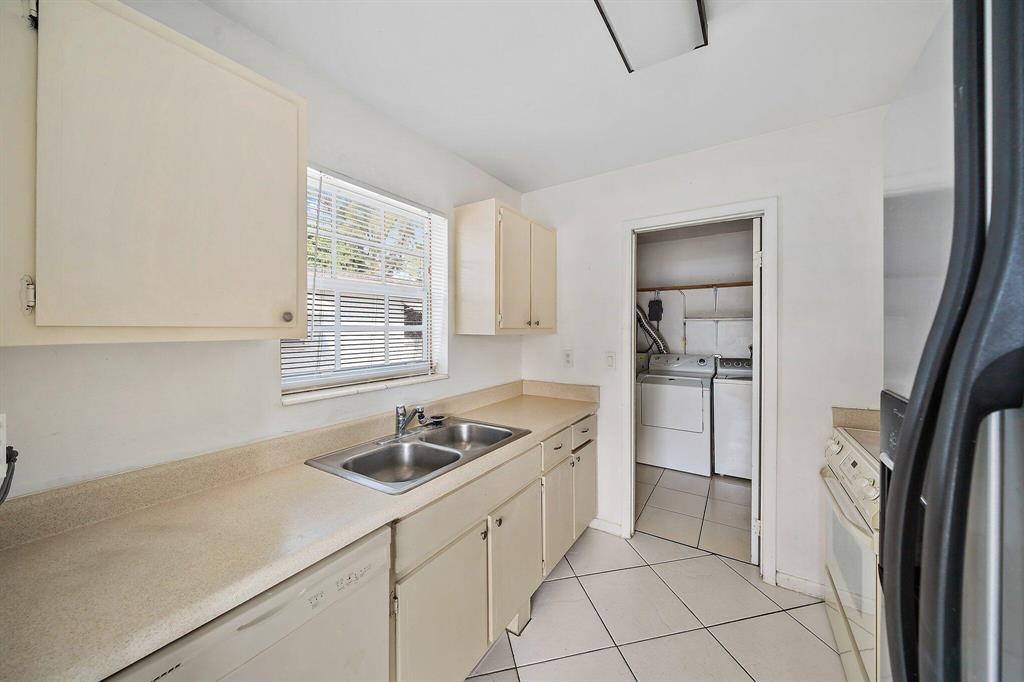 1658 W 10th Street