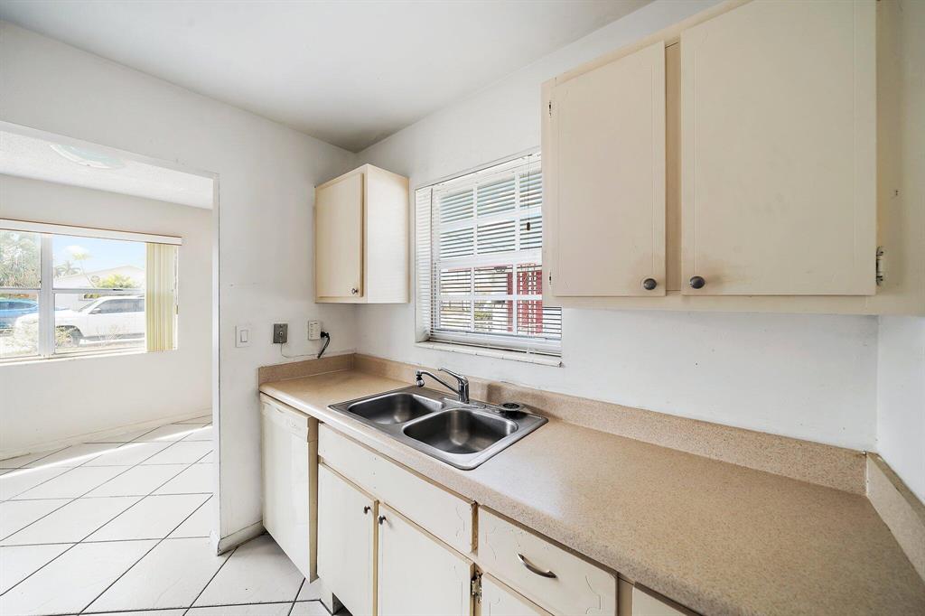 1658 W 10th Street