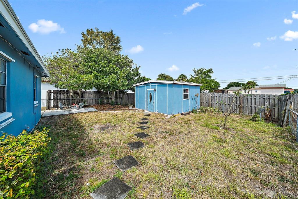 1658 W 10th Street