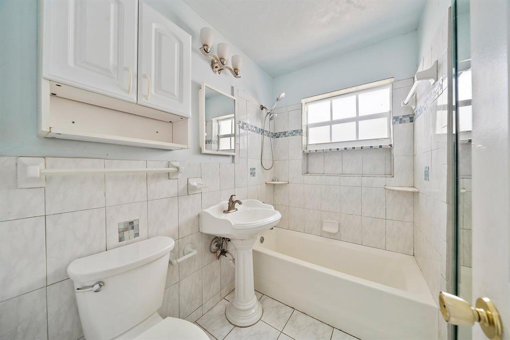 1658 W 10th Street