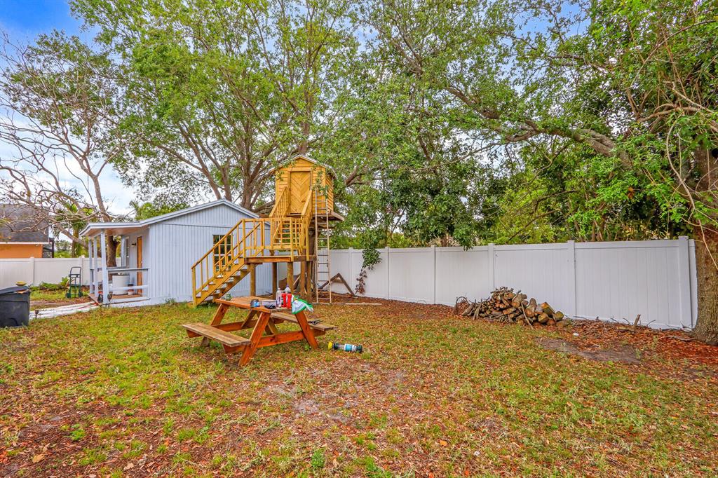 454 SW Saginaw Avenue