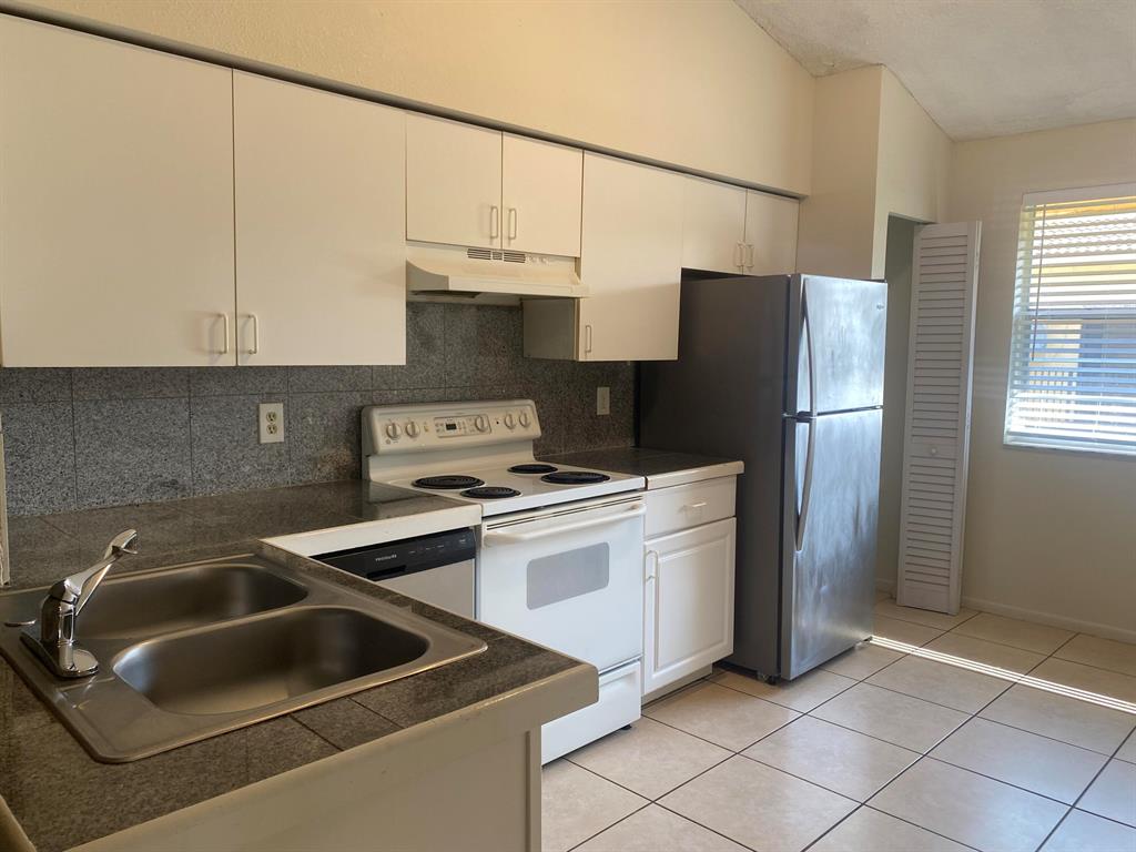 11426 NW 43 St Street