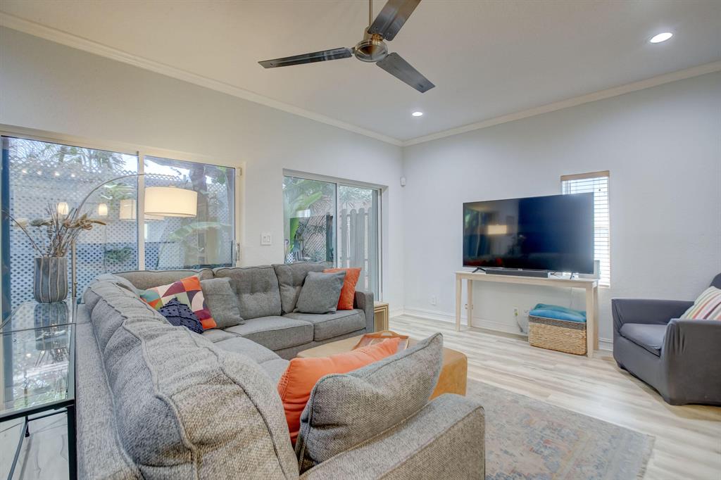 1767 NE 4th Avenue Unit: E4