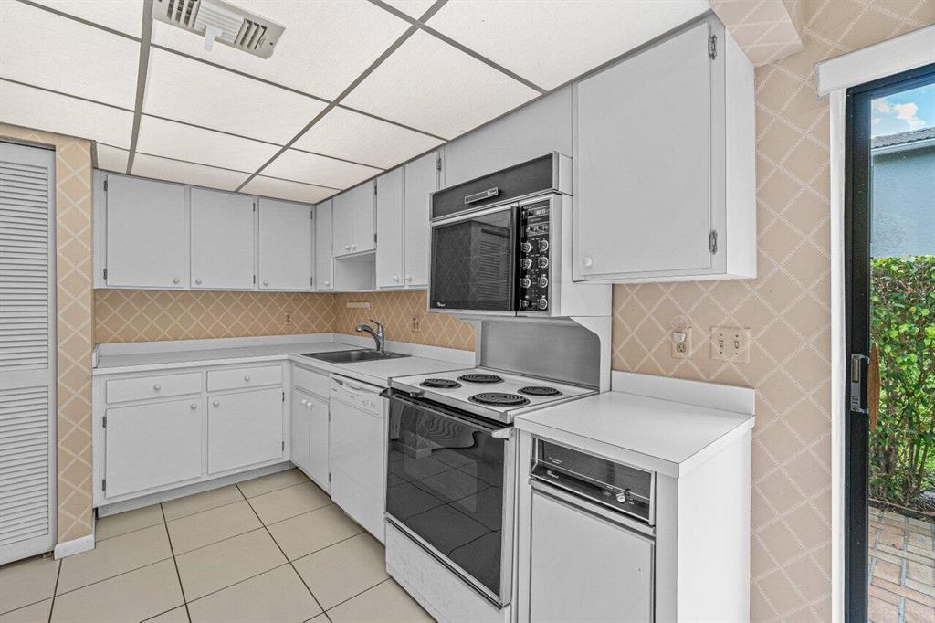 11 Stratford Drive Unit: G