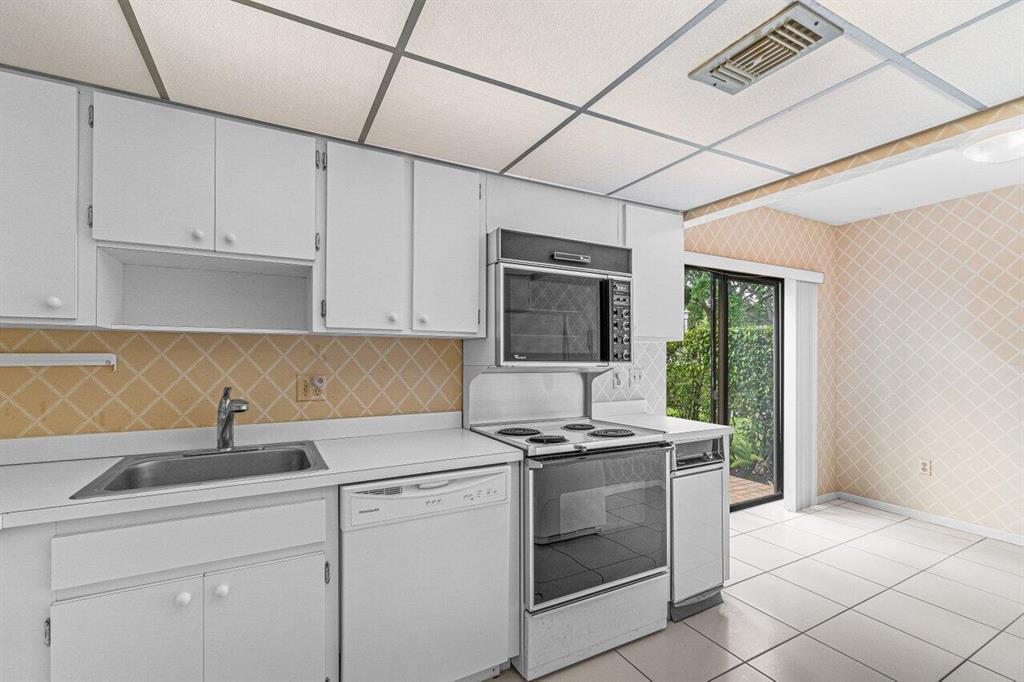 11 Stratford Drive Unit: G