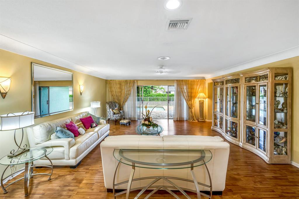700 Valencia Drive