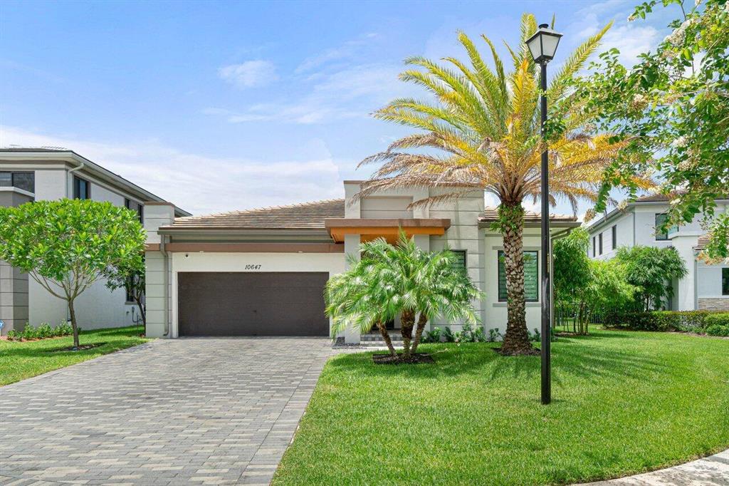 10647 N Lago Vista Circle