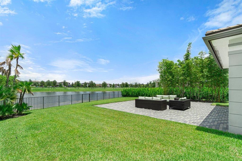 10647 N Lago Vista Circle