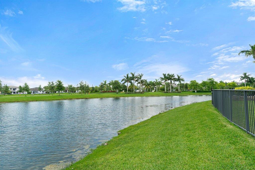 10647 N Lago Vista Circle