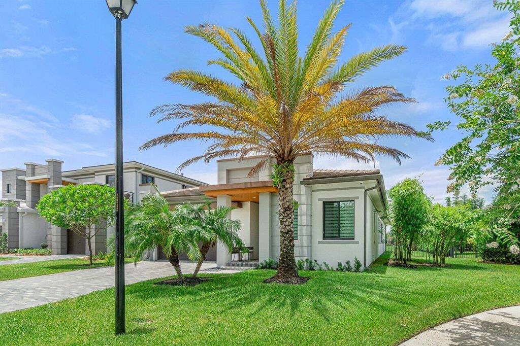 10647 N Lago Vista Circle
