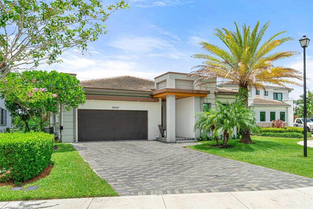 10647 N Lago Vista Circle