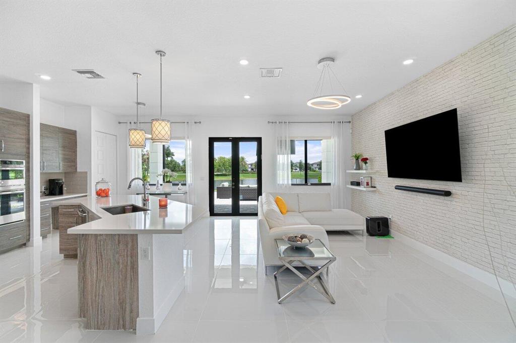 10647 N Lago Vista Circle