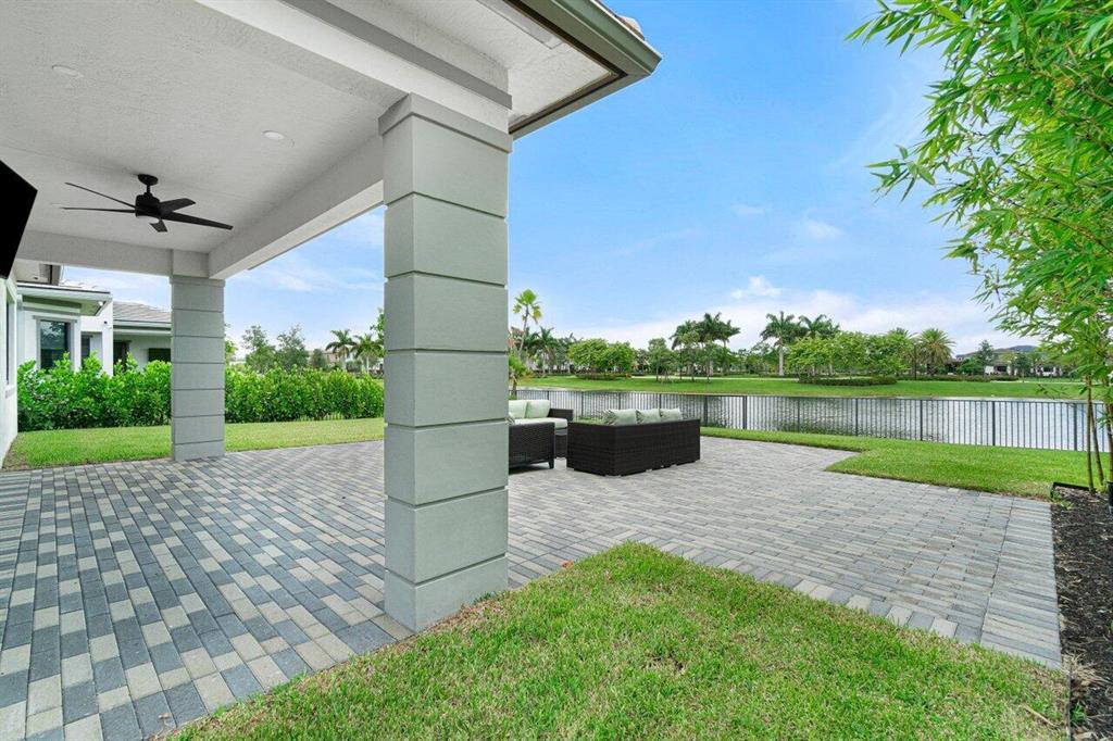 10647 N Lago Vista Circle
