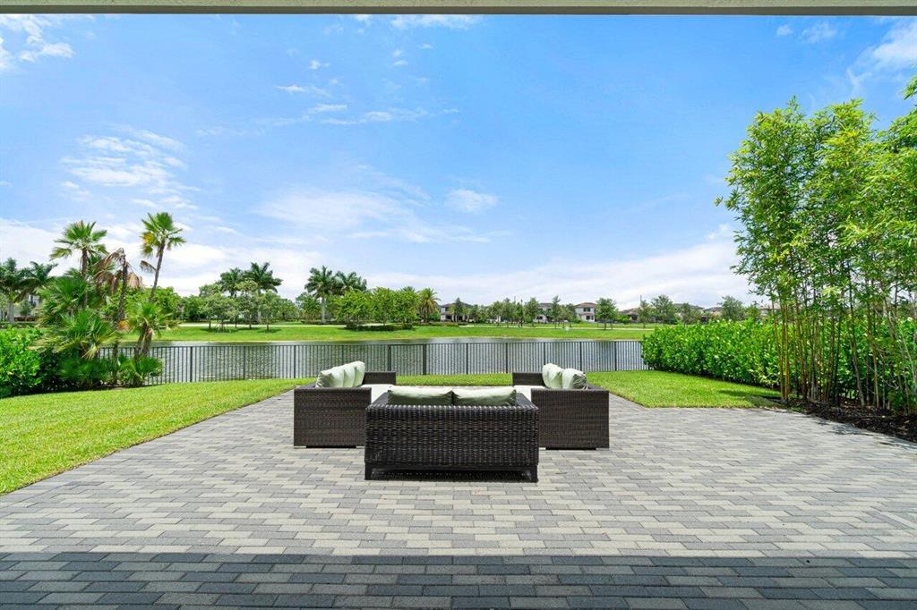 10647 N Lago Vista Circle