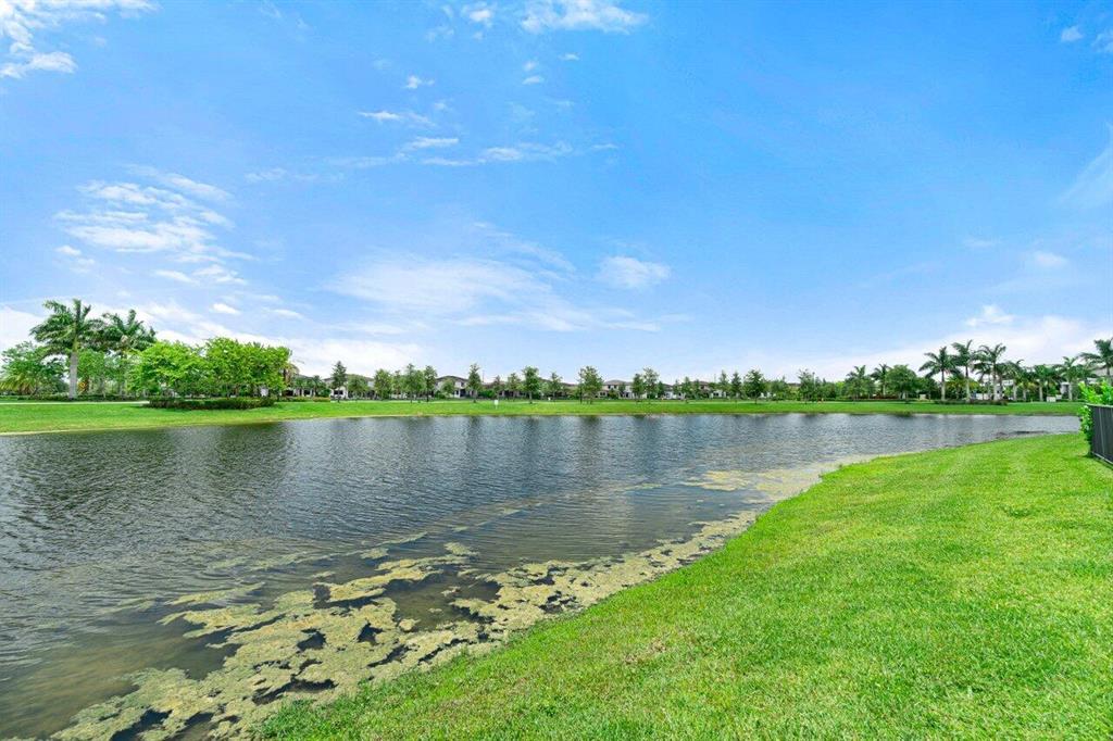 10647 N Lago Vista Circle