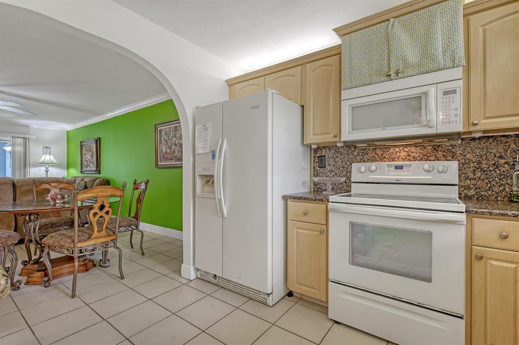 9440 SW 8th Street Unit: 203