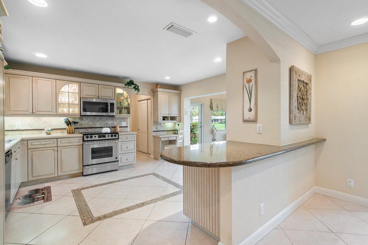 9 Glens Drive E