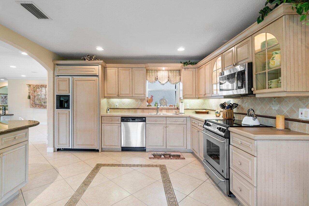 9 Glens Drive E