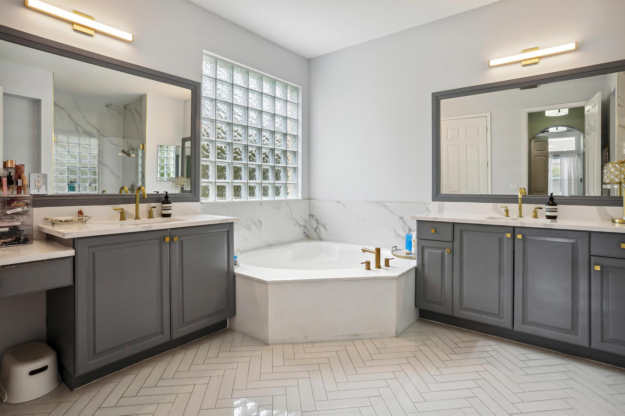 8586 Shallowbrook Cove
