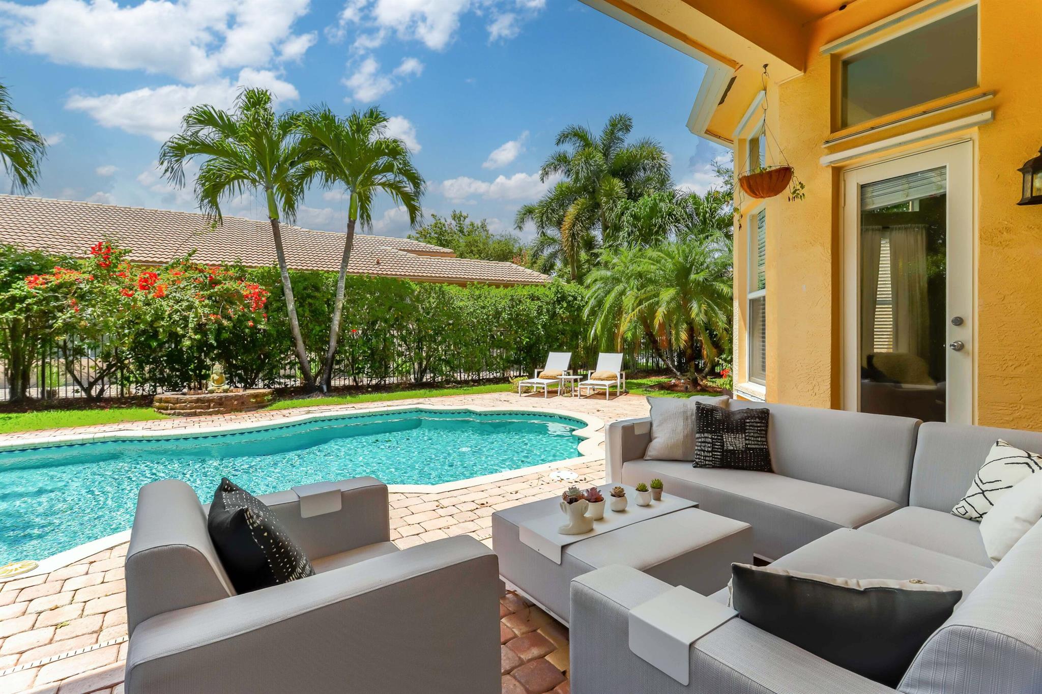 8586 Shallowbrook Cove