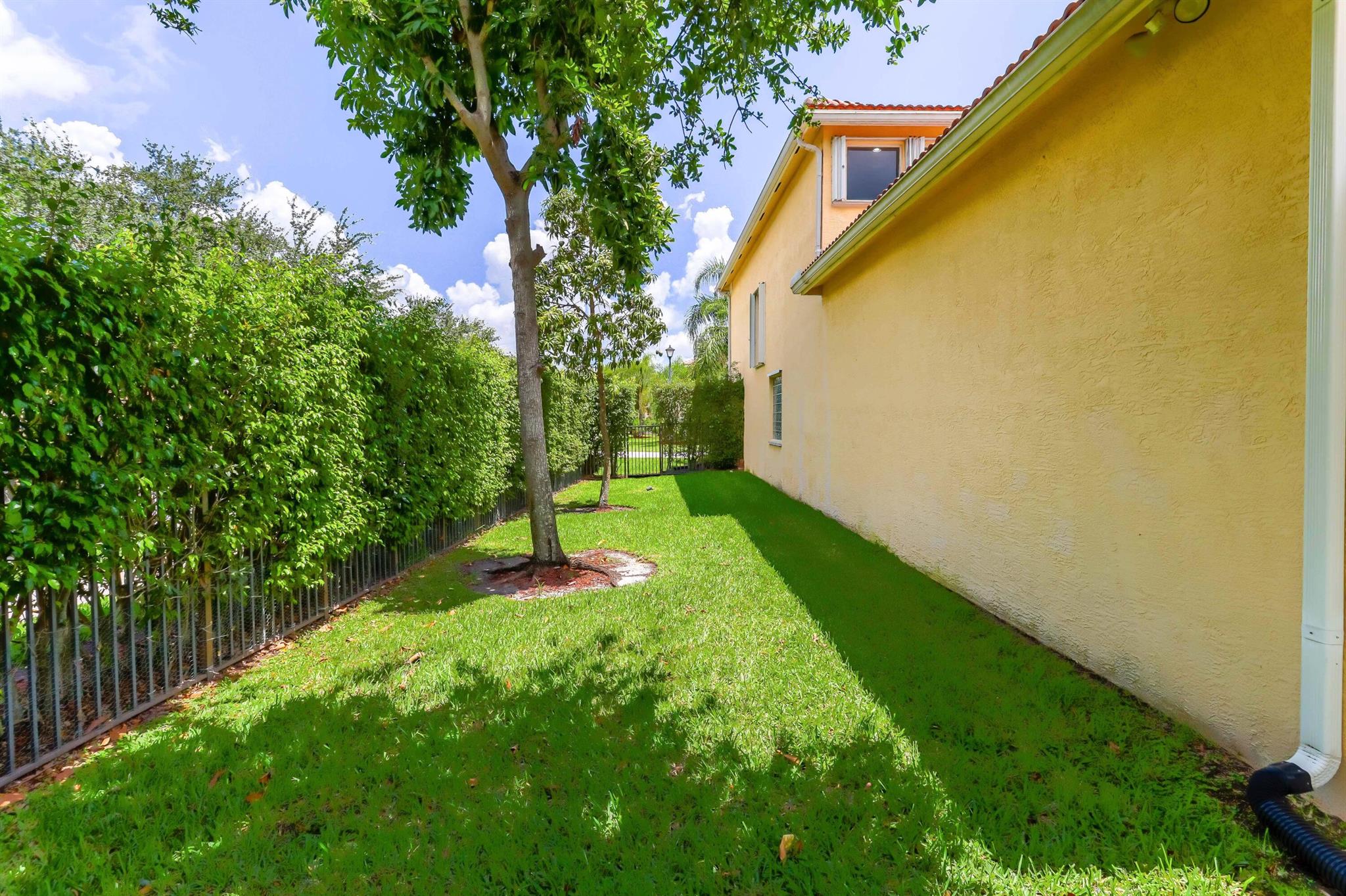 8586 Shallowbrook Cove