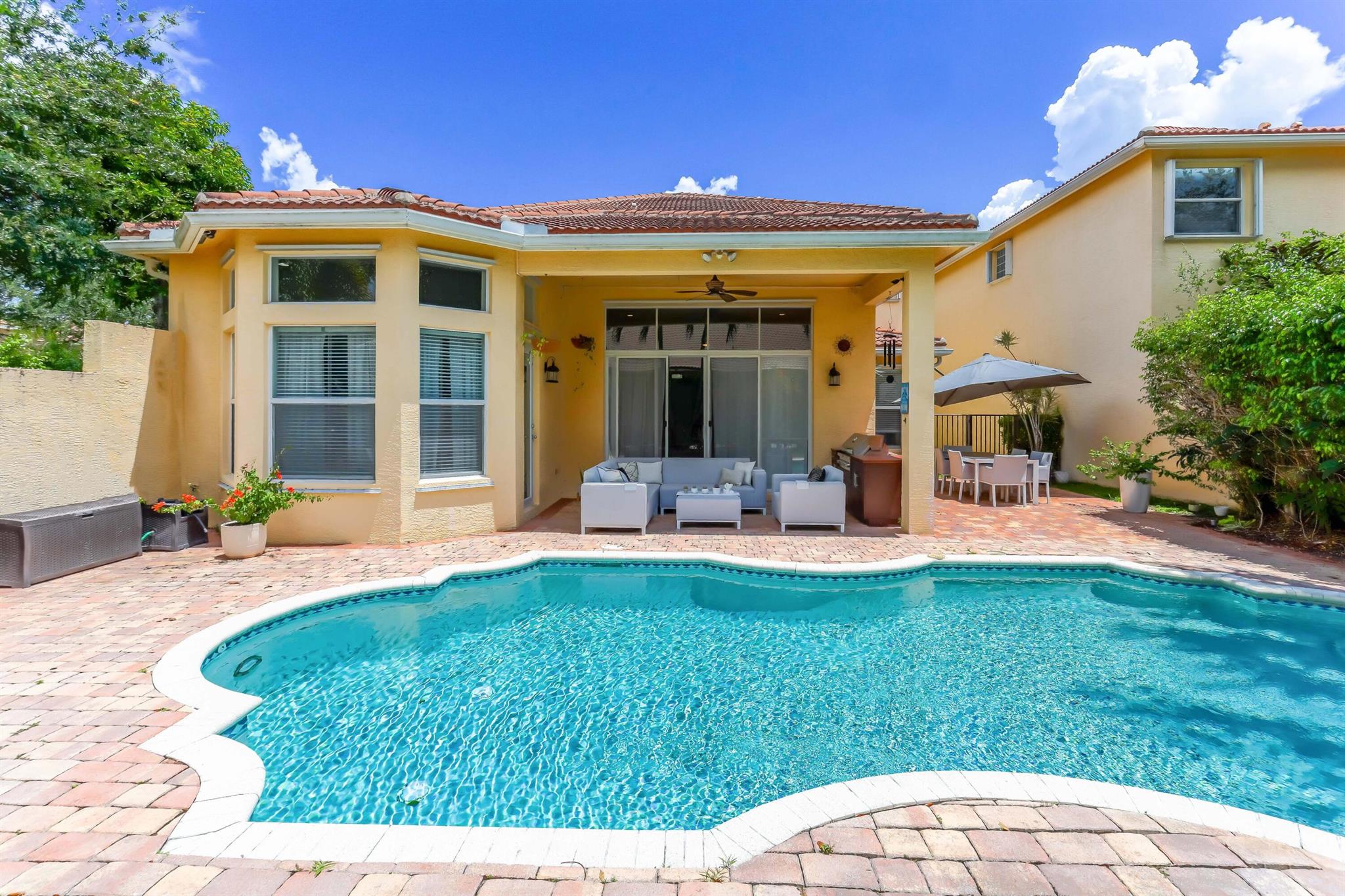8586 Shallowbrook Cove