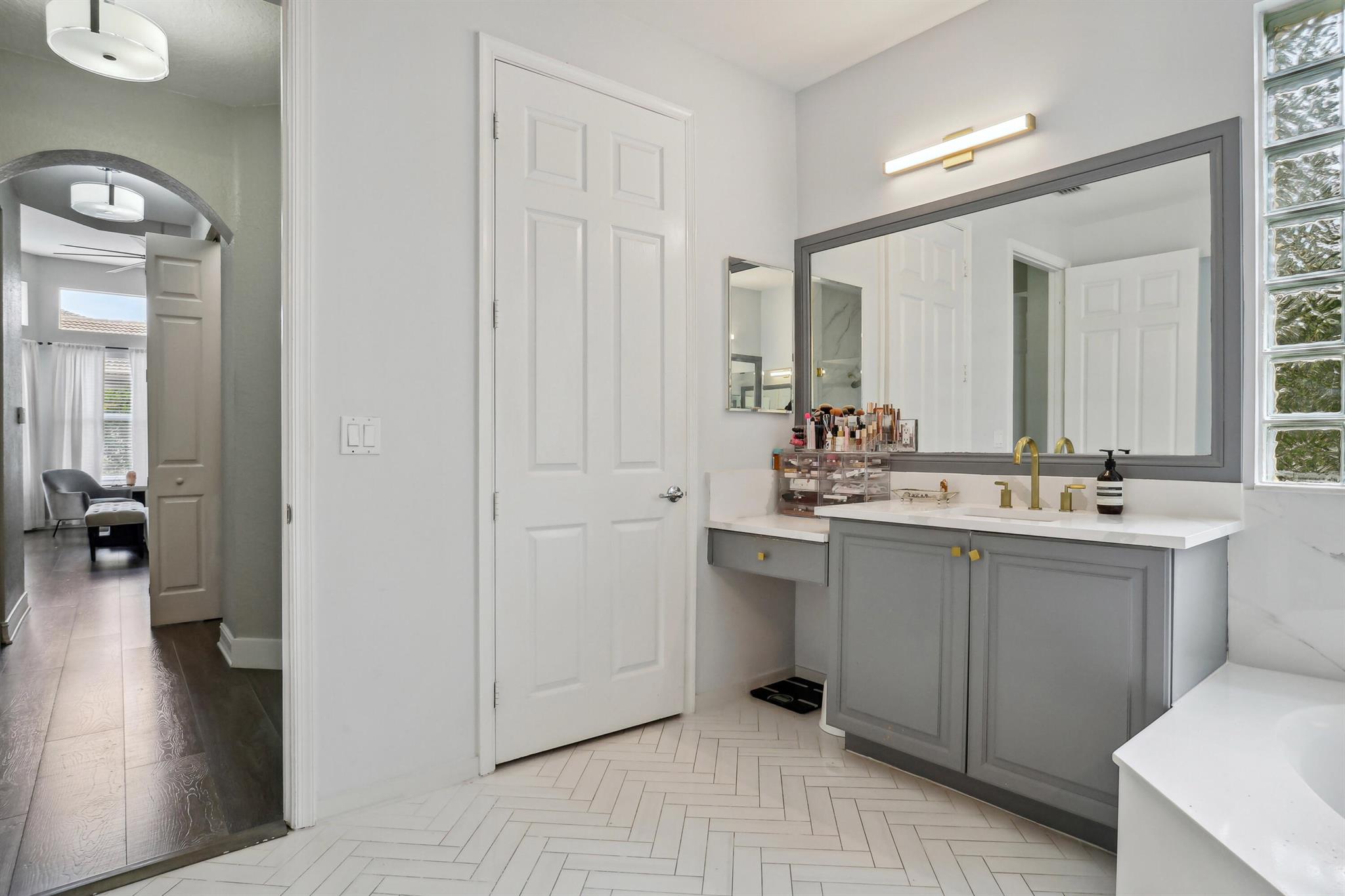 8586 Shallowbrook Cove