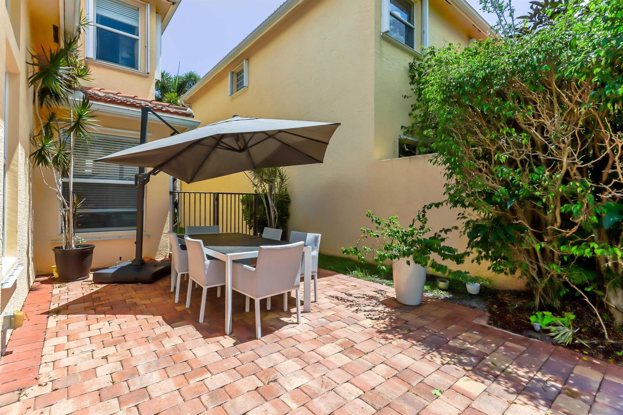 8586 Shallowbrook Cove