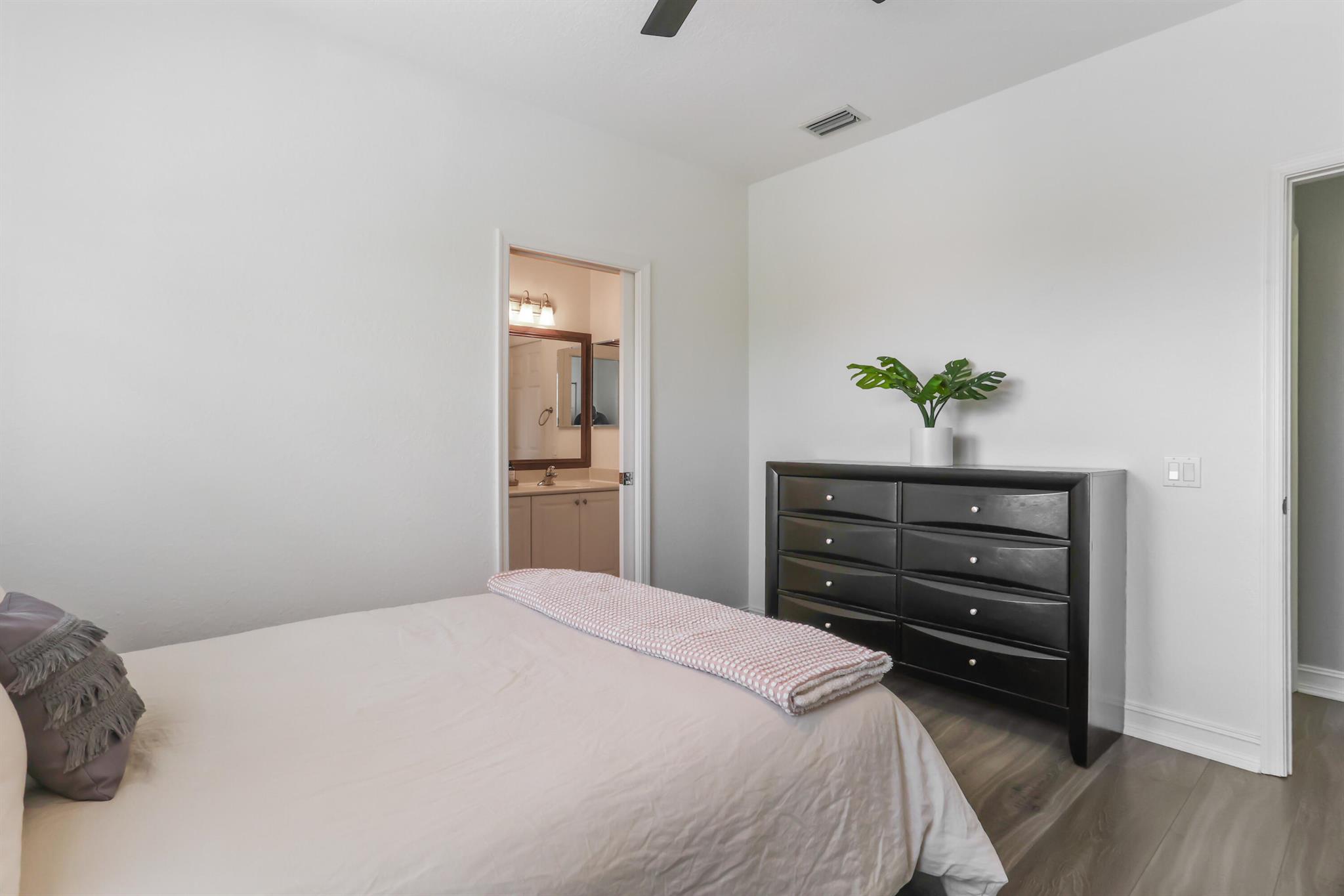 8586 Shallowbrook Cove