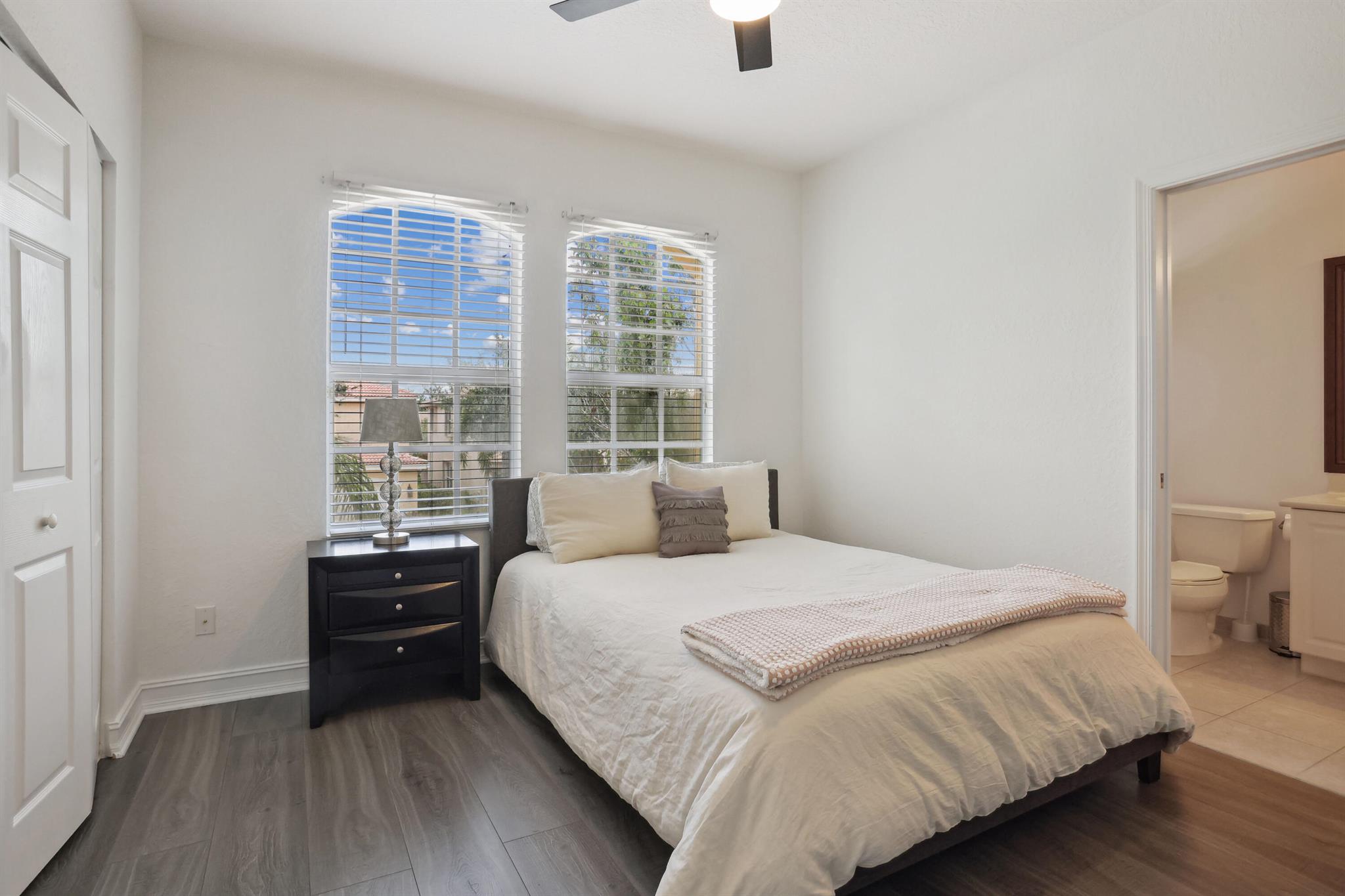 8586 Shallowbrook Cove