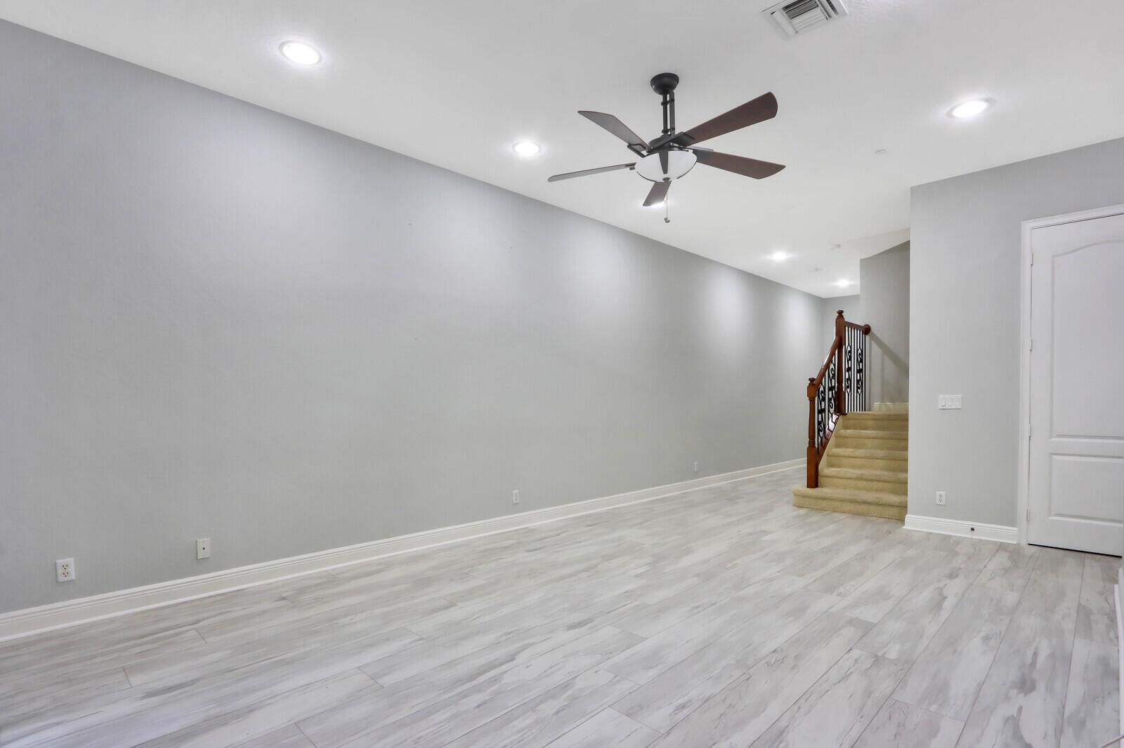 5006 Vine Cliff Way W